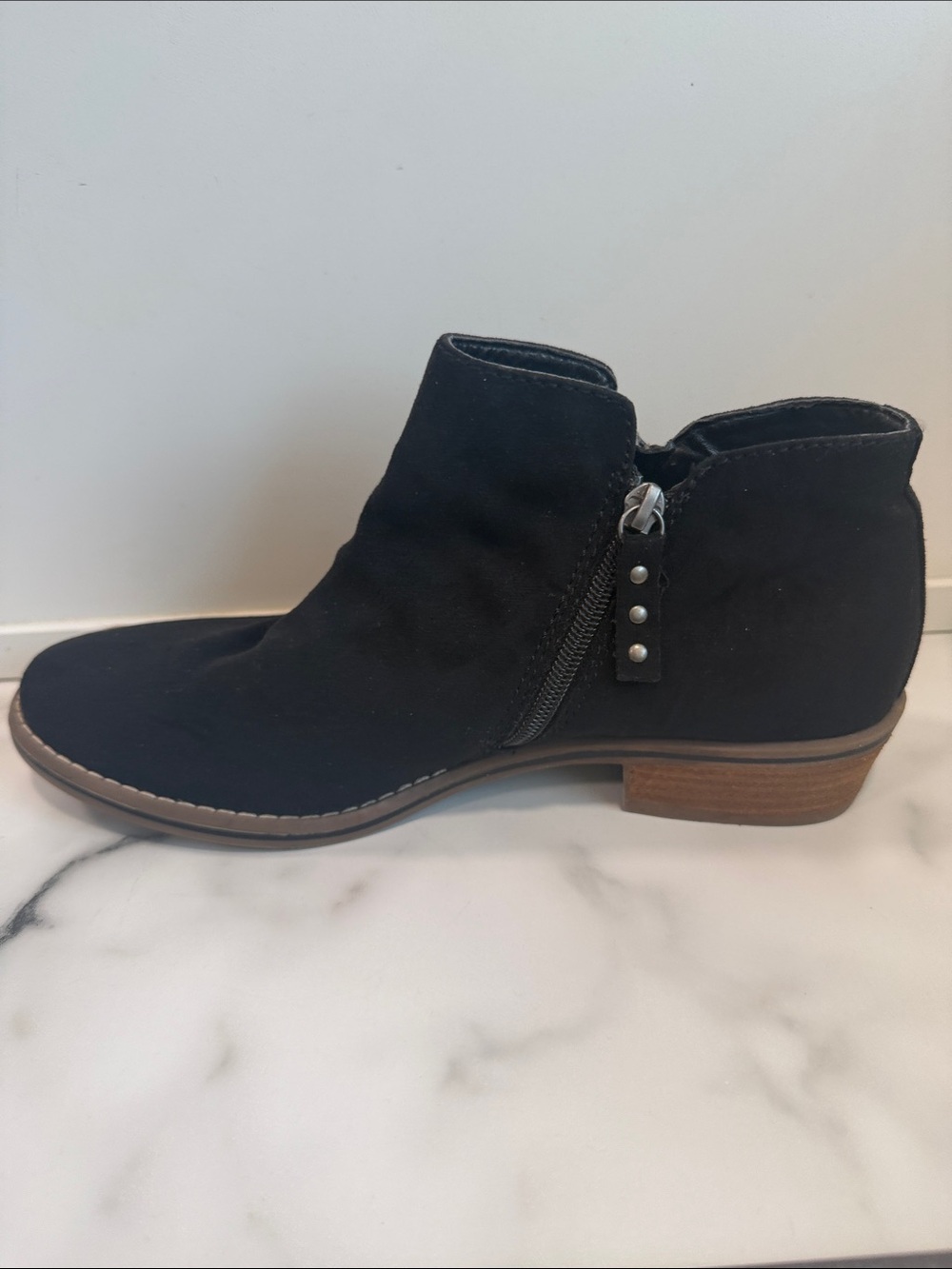 Xappeal "Nikole" black faux-suede ankle bootie Women’s Size 10